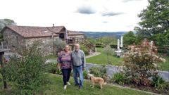 Sue y Kim Renkin frente a su casa, con unas vistas privilegiadas a la sierra do Care�n