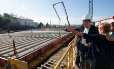 El conselleiro Rom�n Rodr�guez durante su visita de ayer a las obras del colegio de Roxos.