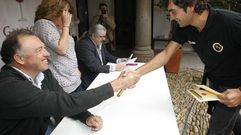 Jos� Manuel Rodr�guez, a la izquierda, en una entrega de premios en el Centro do Vi�o