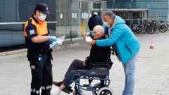 Miembros de Protecci�n Civil de Oviedo reparten mascarillas