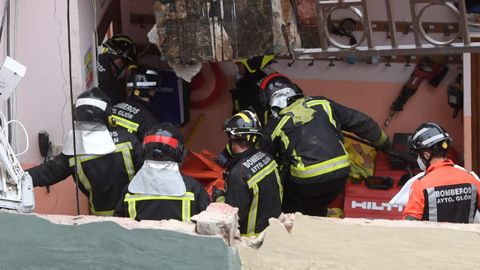 Unos bomberos trabajan en la azotea del colegio San Vicente Pa�l en Gij�n
