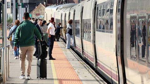 Imagen de archivo de un tren parado en uno de los andenes de la estaci&oacute;n de ferrocarril de Vilagarc&iacute;a de Arousa.