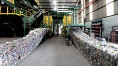 Interior de la planta de clasificaci�n de envases ligeros de Sogama en el complejo de Cerceda.