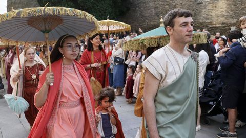 Romanos y castrexos desfilaron a los pies de la Muralla