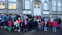 Padres y alumnos del CEIP Froebel, en Pontevedra, este mi�rcoles en una nueva protesta a la entrada de centro educativo  