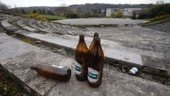 En el anfiteatro del campus ayer todav�a se pod�an ver restos del botell�n