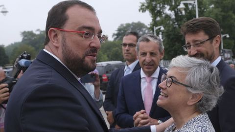 El presidente del Principado de Asturias, Adri�n Barb�n(i) saluda a la alcaldesa de Gij�n, Ana Gonz�lez