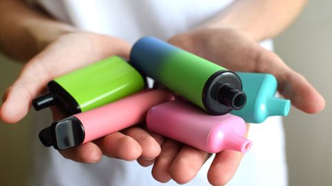 Varios cigarrillos electr�nicos en manos de un adolescente