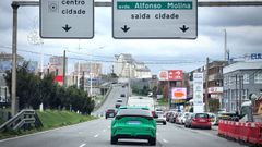 Un vehículo con licencia de VTC, entrando en A Coruña.