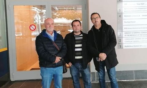 Abelenda, en el centro, con su antecesor en el cargo, a la izquierda