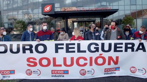 elegados sindicales de CC OO Y UGT se han concentrado este lunes frente a la sede de Duro Felguera para reclamar una soluci�n que garantice el empleo y la viabilidad de la empresa