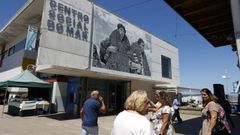 El mural de la artista Mariana Duarte Santos que exhibe la fachada lateral del Centro Social do Mar, en Bueu