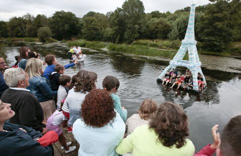La Torre Eiffel de botellas de pl�stico fue la m�s llamativa de las creaciones