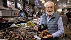Javier Ozores posa en el mercado de la plaza de Lugo con el libro que presenta el martes, �El marisco gallego. Excelencia atl�ntica�, en el que repasa todo lo relacionado con nuestras joyas del mar. 