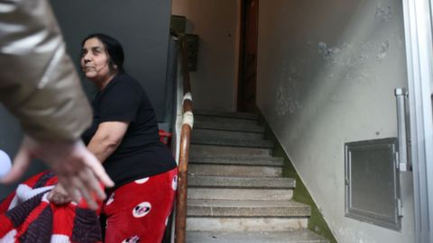 Vecina residente en el mismo portal donde sucedi� el incendio, con la manta con la que intentaron aplacar el fuego.