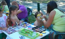 La playa fluvial de Tapia, en Ames, tiene servicio de bibliopiscina de martes a domingo.