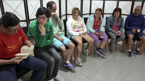 Imaxe de usuarios do centro de da de Con Eles durante unha das sas actividades.