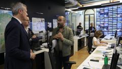 Rueda visitó a los profesionales del centro de coordinación de incendios en Santiago. 