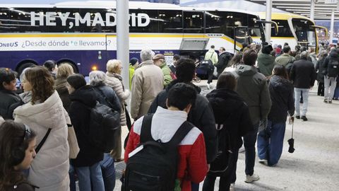 Colas para coger un autob�s en la estaci�n intermodal de Vigo�este viernes