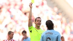 El colegiado Galech Apeztegu�a ense�a la tarjeta amarilla a Ilaix Moriba a los 18 minutos del Atl�tico-Celta.