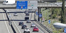 La salida de la autopista AP-9 por el nudo de los Bombeiros fue donde ayer se registr� una mayor intensidad circulatoria. 