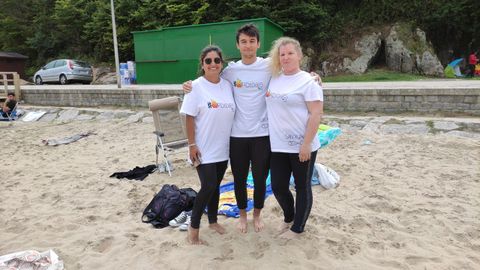 Erika, Patri y Javier, en la playa de Oza