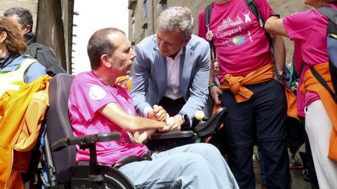 El presidente de la Xunta, Alfonso Rueda, con un enfermo de ELA, el mes pasado en Santiago.