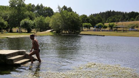 Chamoso (O Corgo). El rea de bao de O Corgo cuenta con parque infantil, ducha, zonas de sombra, merenderos y agua cristalina. El acceso al agua es de lo ms sencillo. Los usuarios habituales cuentan que perciben menos usuarios que otros aos, cuando desde el mes de mayo ya sola haber movimiento.