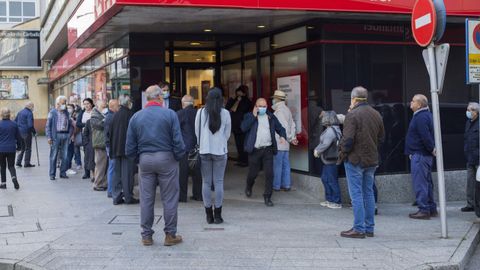 Colas en un banco de Carballo