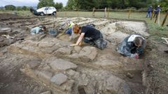 Los restos de muros situados en primer t�rmino de la imagen fueron desenterrados en las recientes excavaciones y, seg�n todos los indicios, son m�s antiguos que el �horreum�