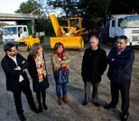 El gerente y alcaldes de la mancomunidad, ayer durante la presentaci�n de la nueva maquinaria.