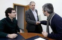 Tom�, de pie, saluda al alcalde en una reciente reuni�n de portavoces municipales.