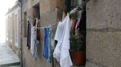 Un tendal hacia la vía pública este lunes en el barrio de Santa María, en Pontevedra.