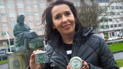 Noa V�zquez, con sus Dozi�os de Padr�n, junto al monumento �� pementeira�.