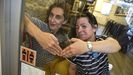 Mara Mario y Marisol Fernndez, con la pegatina del proyecto Preciso pasar que exhibe el Tbula Rara de Pontevedra, el primer local en sumarse a la iniciativa