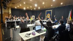 Momento de una de las votaciones en el pleno celebrado este lunes en Ribeira.