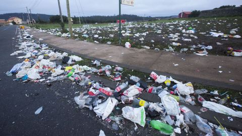 Imagen de archivo de restos de botell�n tras una fiesta en la Costa da Morte