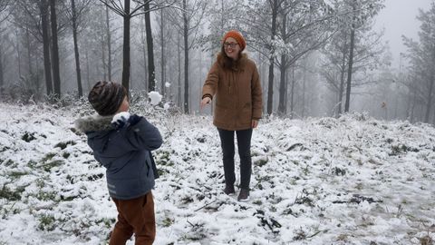Varias familias se acercaron al monte para ver el manto blanco
