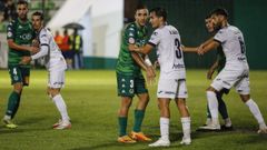 Una acci�n de estrategia en el partido Arenteiro-Sestao en Espi�edo.