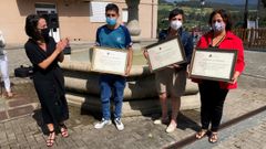 De izquierda a derecha, la consejera de Derechos Sociales y Bienestar, Melania �lvarez, hace entrega de los reconocimientos entregados en San Tirso a las profesionales de ayuda a domicilio; Cristian Soares, que recibi� el galard�n en nombre de Lorena Rodr�guez; Mar�a Jos� Rodr�guez e Inmaculada Folgueiras. 