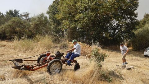Vecinos movilizados para tratar de frenar el fuego