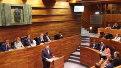 El candidato socialista en Asturias, Adri�n Barb�n, en una sesi�n parlamentaria.