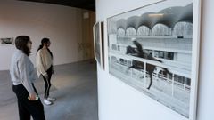 D�as persoas visitan o Museo interactivo da historia de Lugo.