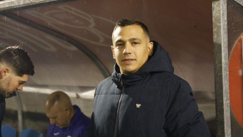 El entrenador del Ourense CF, Dani Ll�cer, al borde del inicio del partido