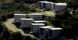 El cementerio, obra del arquitecto C�sar Portela, se encuentra en el monte de O Cabo. 