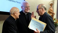 El cardenal Juan José Olmella (derecha), junto al presidente de la Conferencia Episcopal, Ricardo Blázquez (centro)