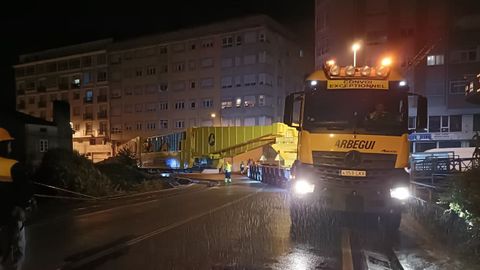 Transporte especial pasando de noche y madrugada por el centro de Viveiro