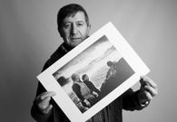 O fot�grafo muxi�n mostra imaxes en branco e negro, cos veci�os como protagonistas.