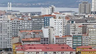 Vista de los edificios del barrio de San Pedro de Visma y la ronda de Outeiro.