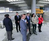 La conselleira, de rojo, el viernes en As Somozas. 